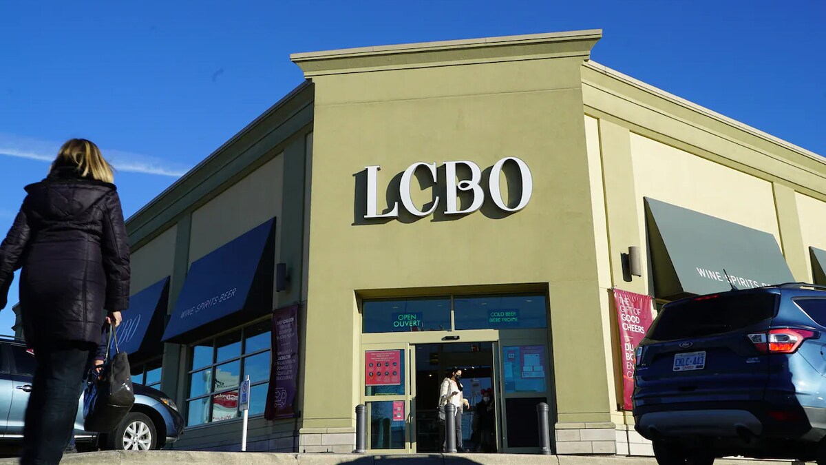 Une cliente arrive dans une succursale de la LCBO.