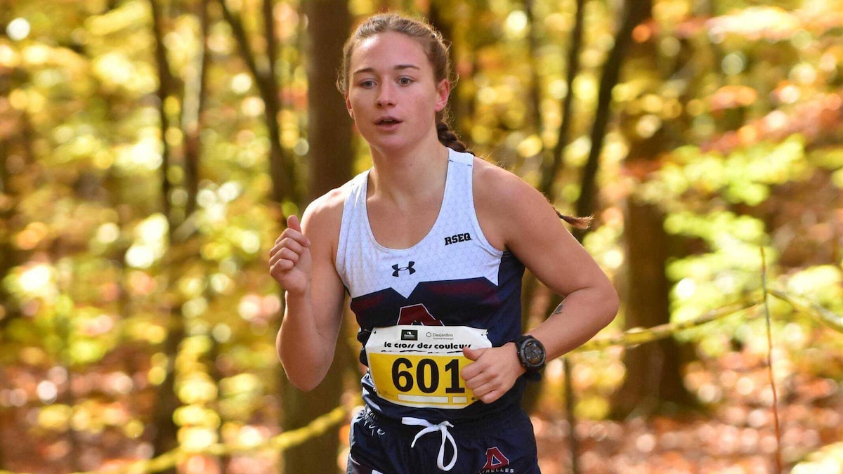 Léane Baril en pleine action, lors d'une épreuve de cross-country.