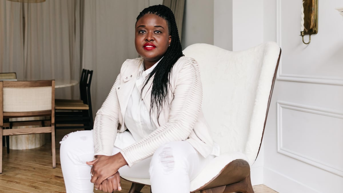 Lianne Hannaway, DG de l'Association des entreprises et des professionnels noirs, assise sur un divan pour une photo.