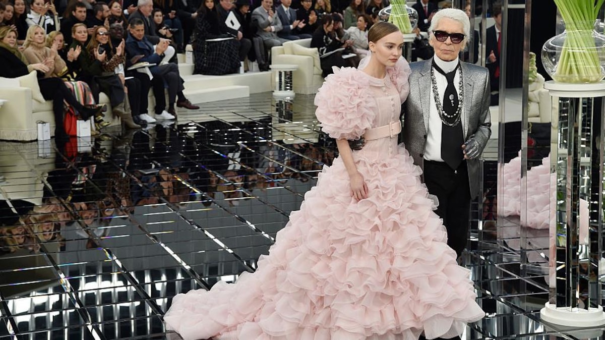 Lily-Rose Depp porte une robe de mariée rose aux côtés de Karl Lagerfeld.