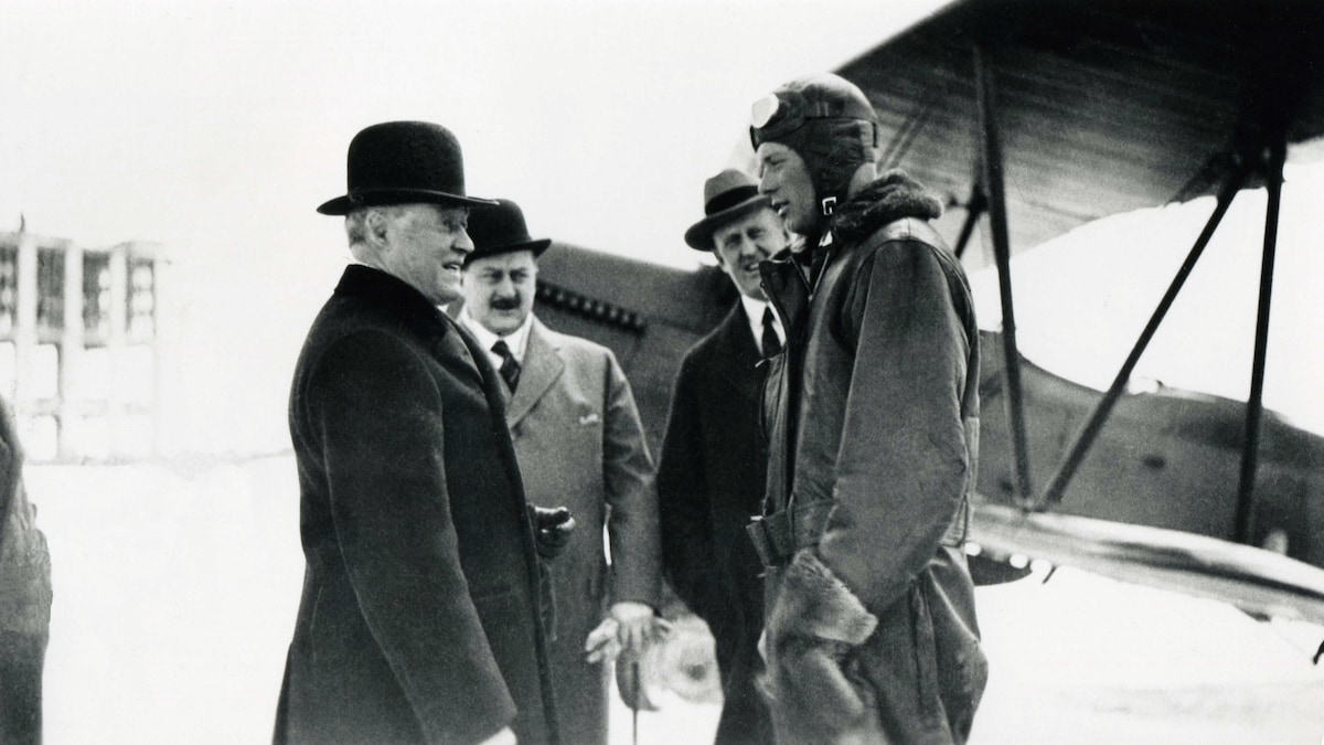 Lindbergh est en pleine discussion avec plusieurs dignitaire, sans doute sur son départ.