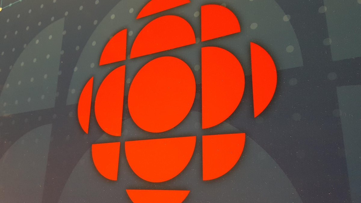 Logo de CBC/Radio-Canada sur un fond texturé