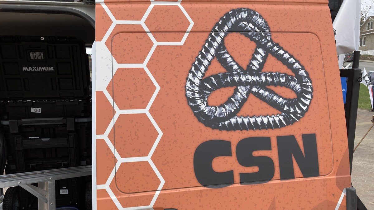Le logo de la CSN sur une porte de véhicule.