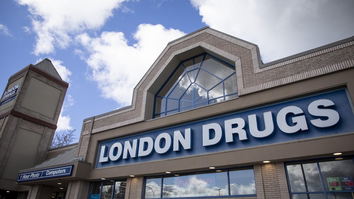 Une pharmacie London Drugs à Surrey, en COlombie-Britannique, le 29 avril 2024. 