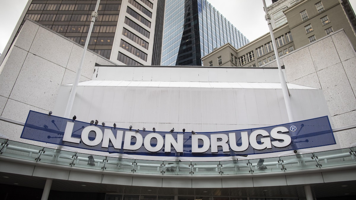 Une devanture de magasin avec l'enseigne « London Drugs » à Vancouver, en Colombie-Britannique, le 1 mai 2024. 