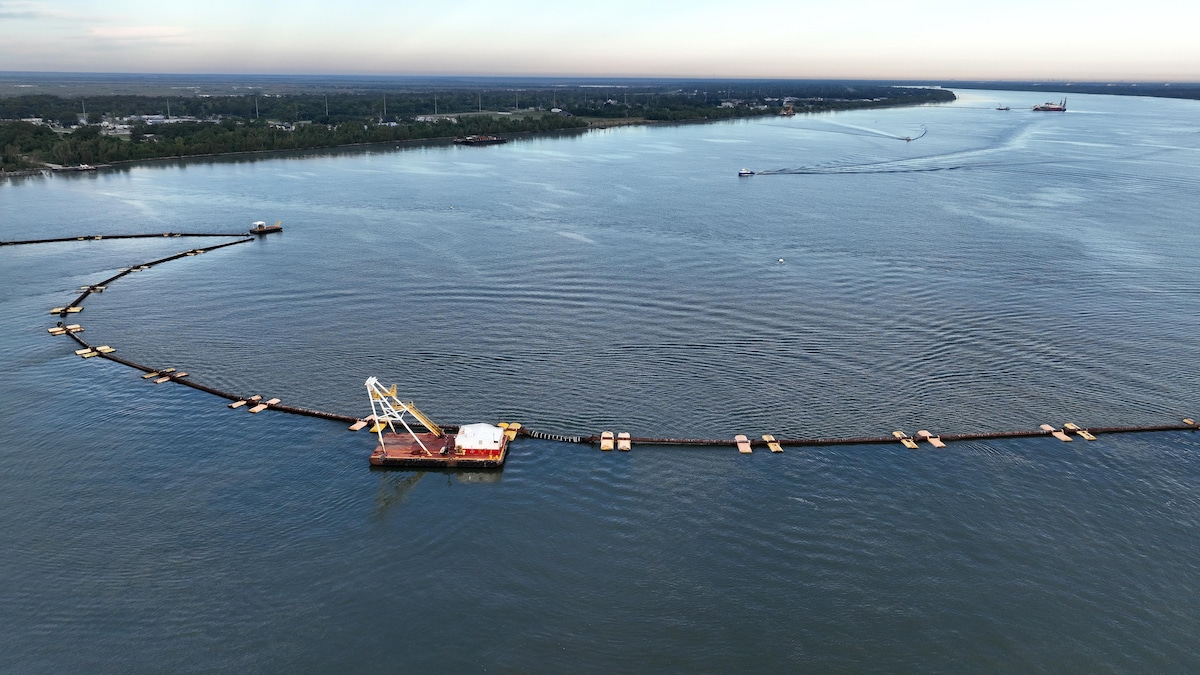 Des tuyaux sont posés en travers du fleuve Mississippi alors que l'U.S. Army Corp of Engineers déplace du limon sur un seuil sous-marin au fond du fleuve. 