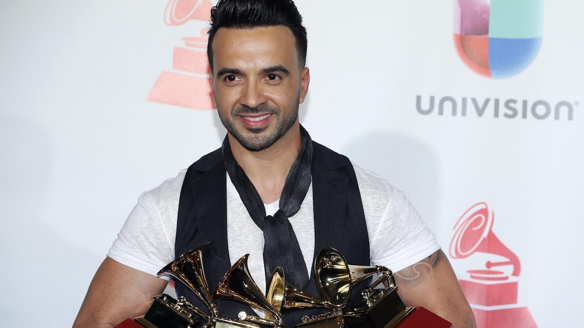 Luis Fonsi pose avec ses trophées au 18e Latin Grammy Awards