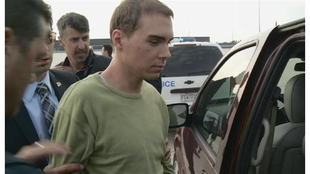 Luka Rocco Magnotta lors d'un transfert avec les policiers.