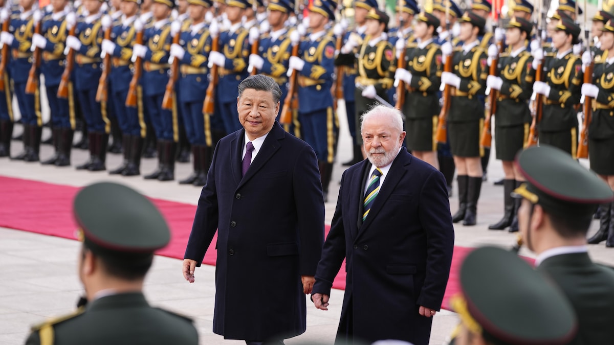 MM. Xi et da Silva devant des militaires au garde-à-vous