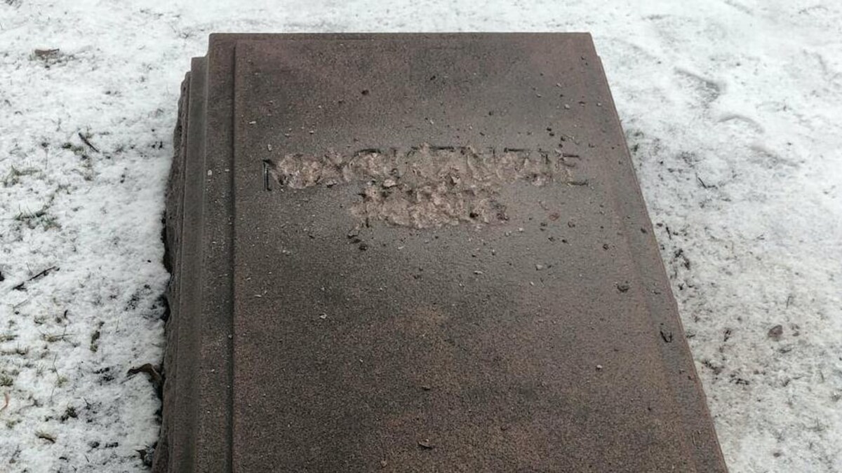 Une pierre tombale endommagée.