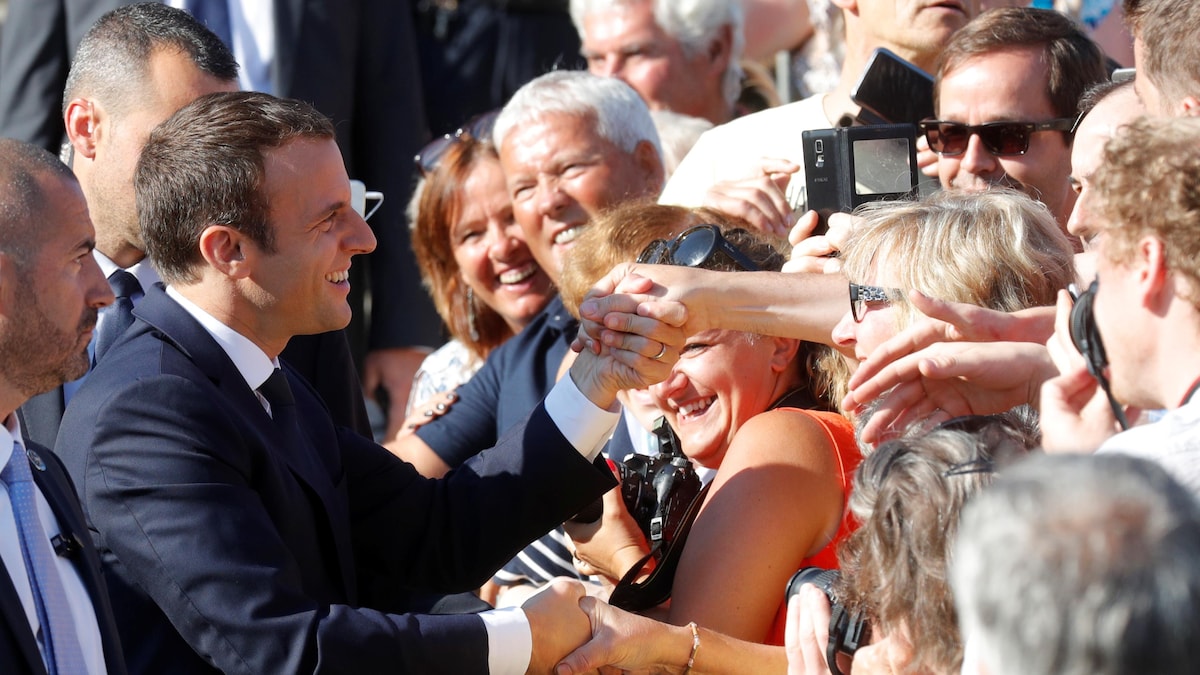 Après avoir voté, le président Emmanuel Macron s'est ensuite offert un long bain de foule, enchaînant les «selfies» avec les curieux.