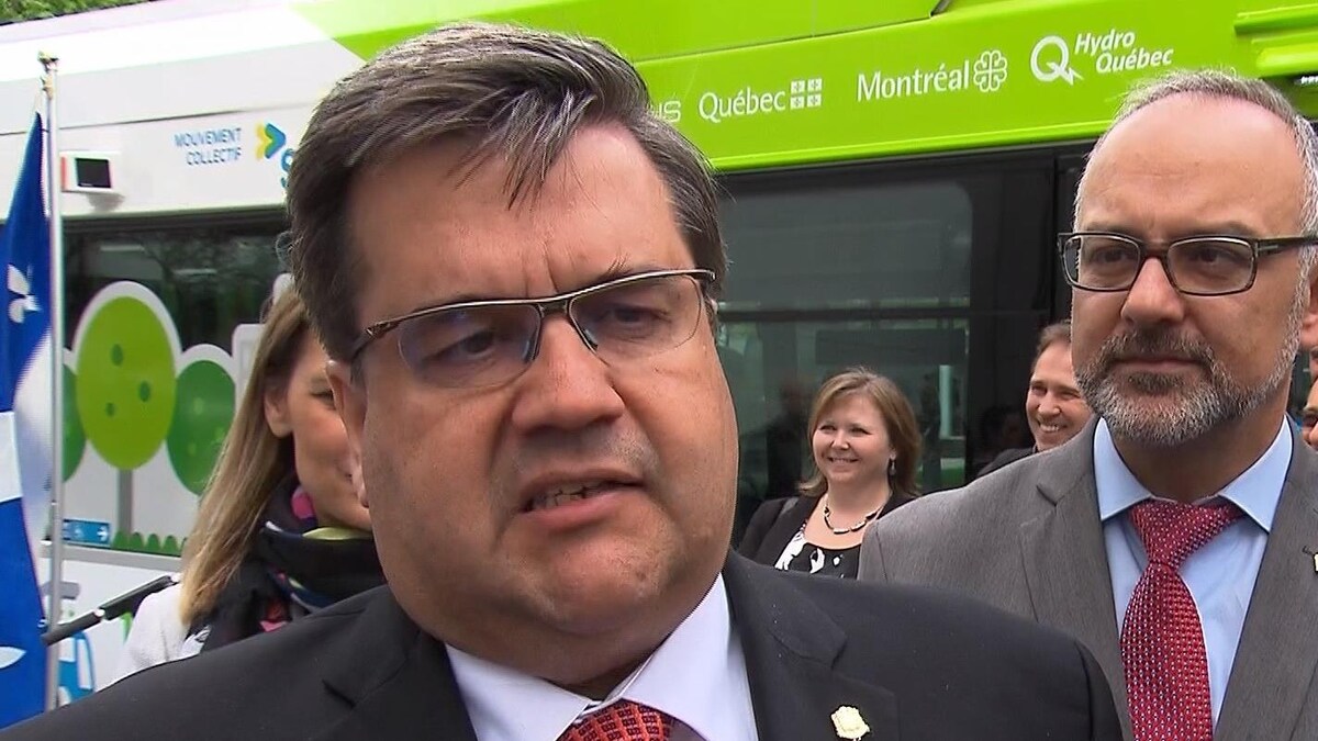 Le maire de Montréal, Denis Coderre, en point de presse après l'annonce d'essais de nouveaux autobus entièrement électriques, à Montréal.