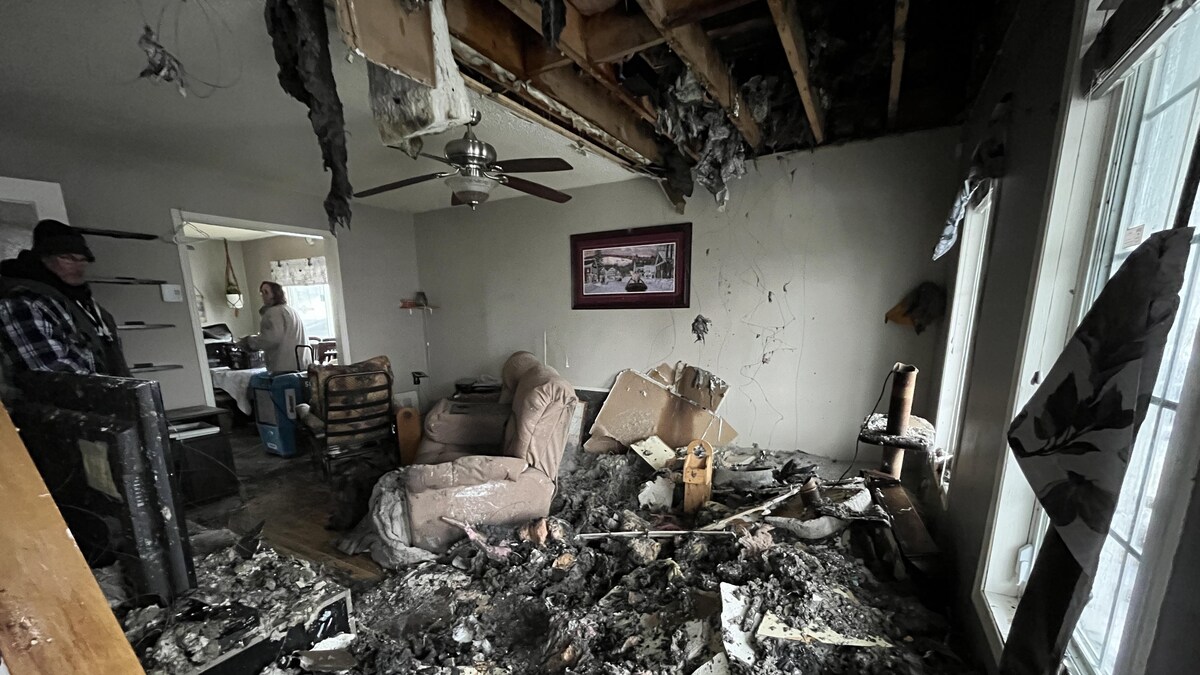 L'intérieur d'une maison qui est passée au feu.