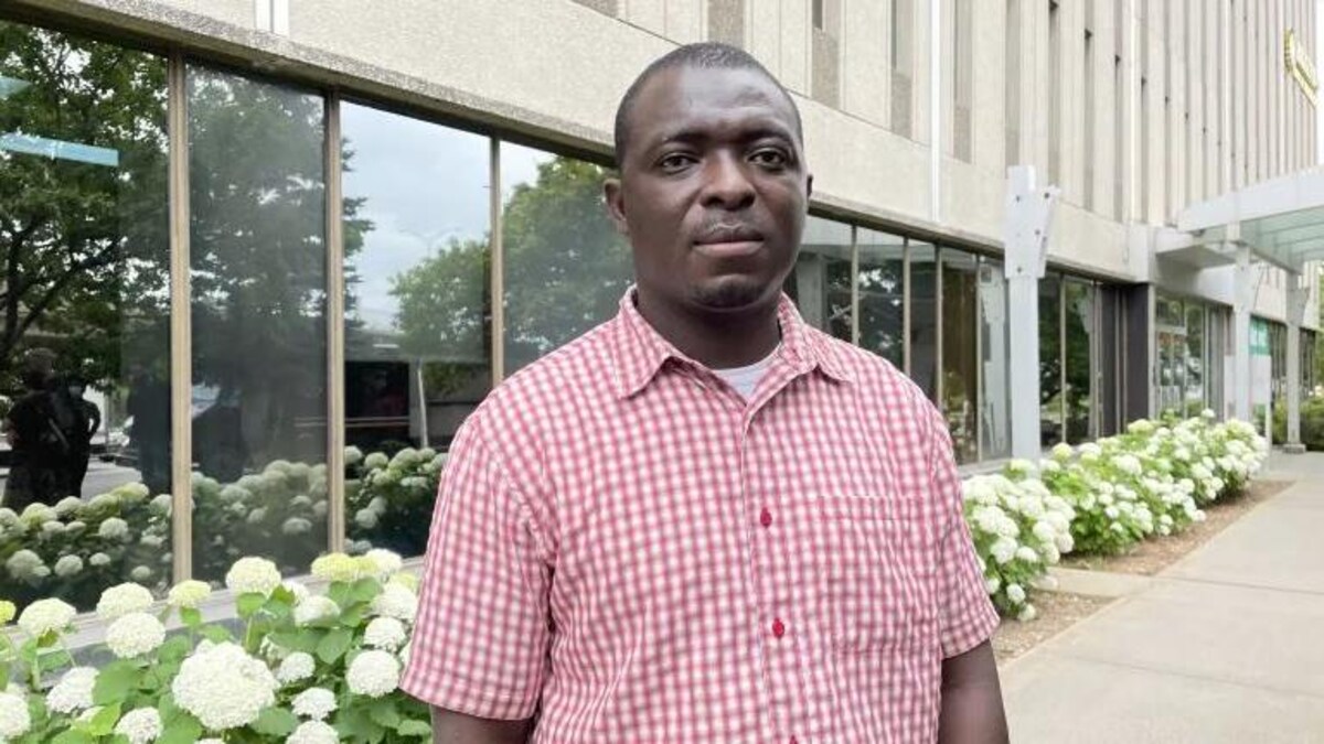 Mamadou Konaté, photographié à l'extérieur.