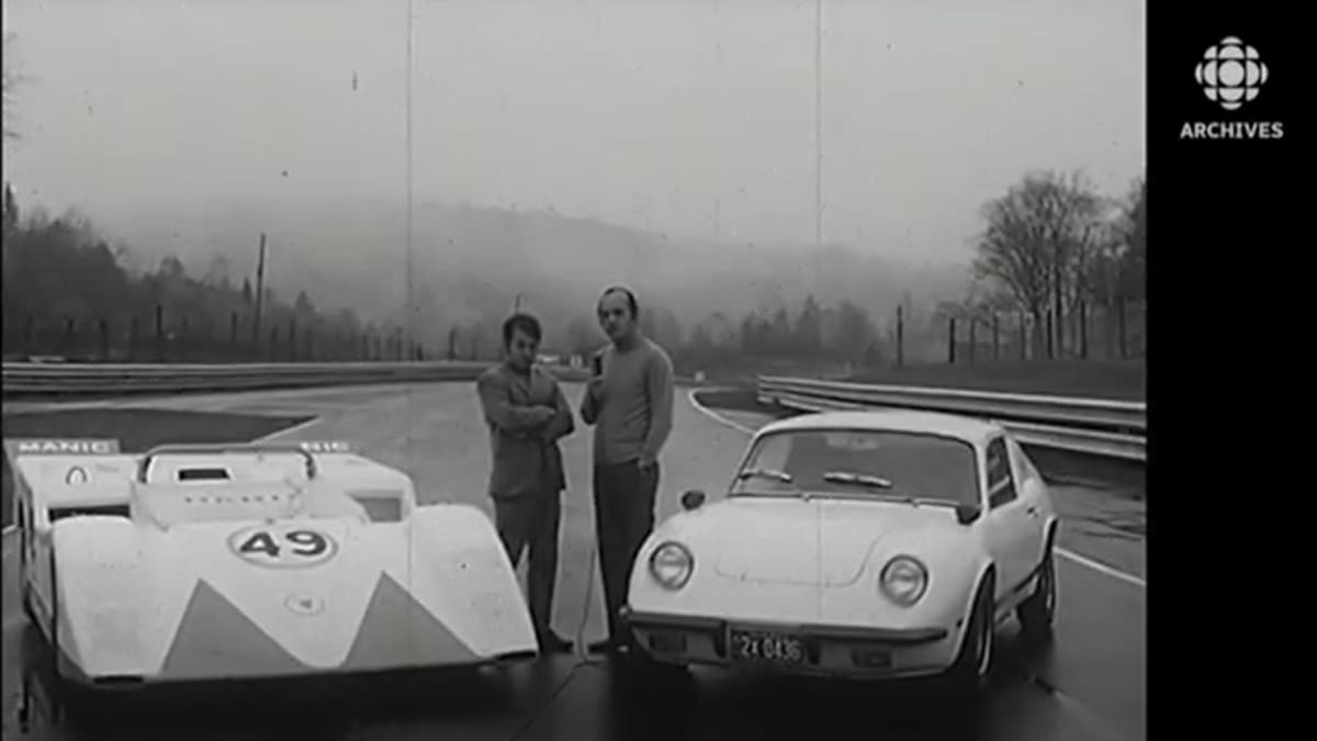 Jacques About et Jacques Duval debout sur le circuit Mont Tremblant entre deux voiture Manic. 