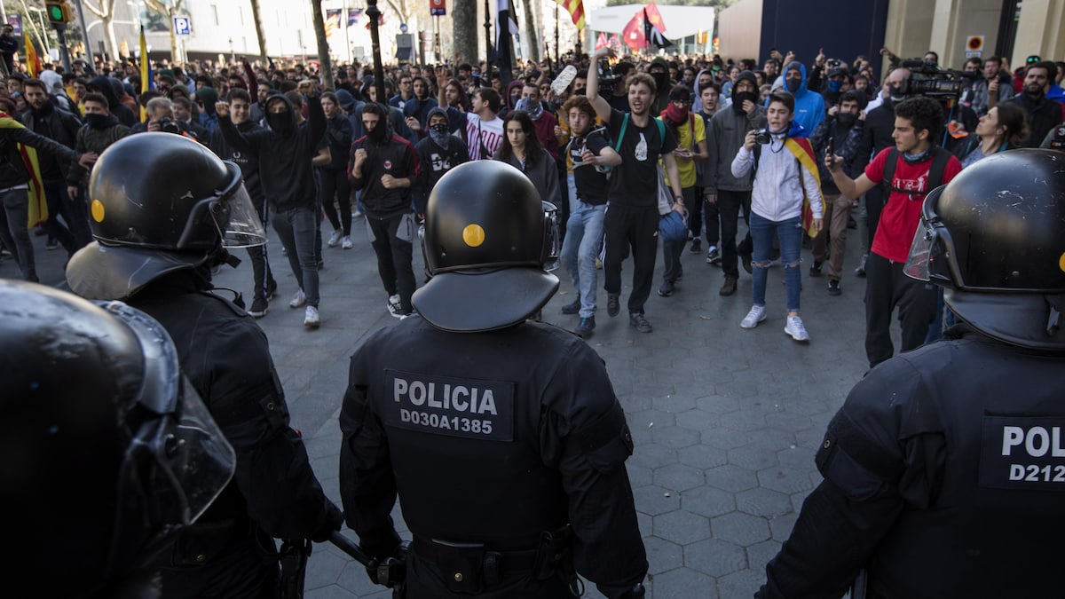 Des manifestants défient des policiers catalans lors d'une grève générale en Catalogne, en Espagne, le jeudi 21 février 2019.