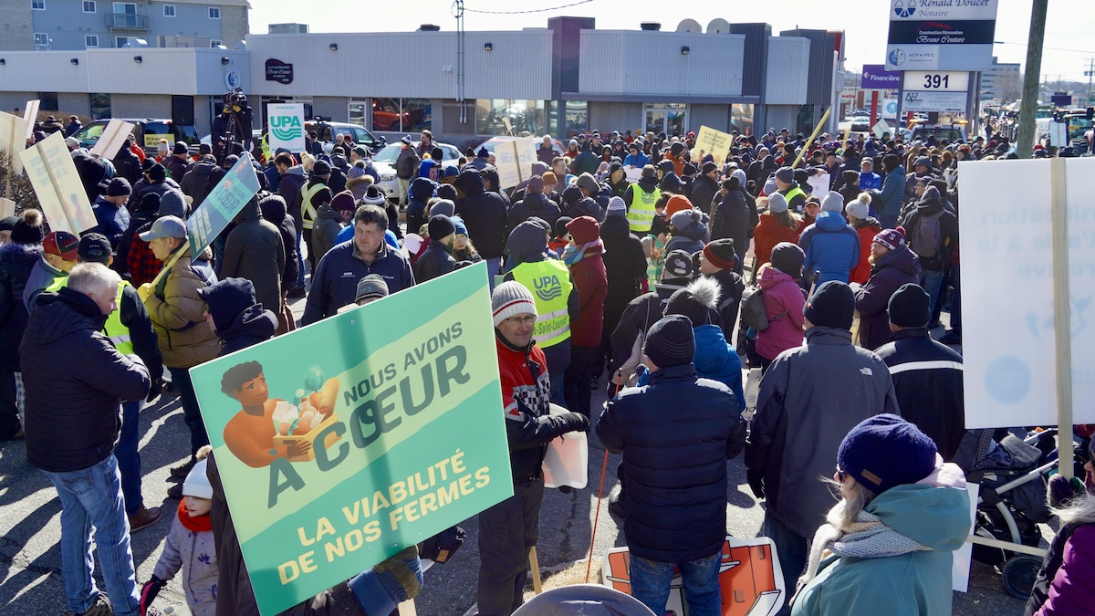 Une foule d'agriculteurs rassemblés à Rimouski, le 8 mars 2024.