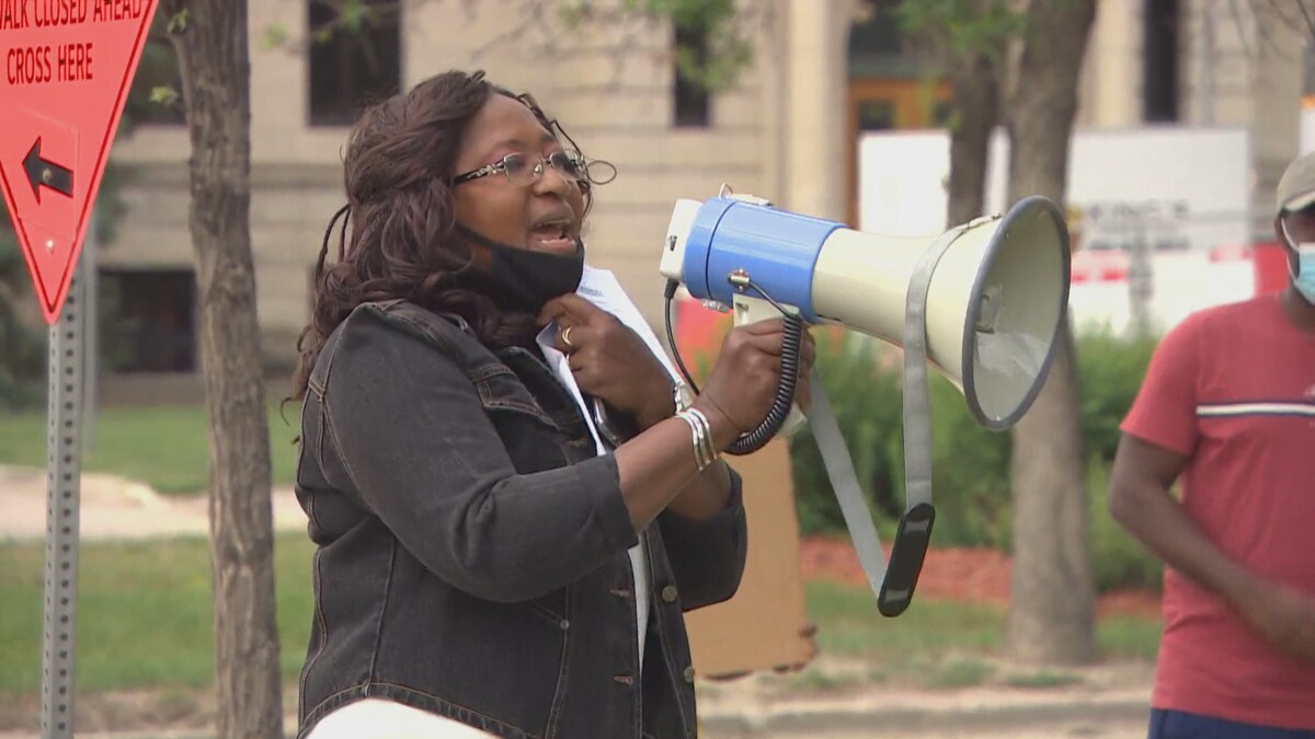 Une manifestation pour la défense des droits des immigrants organisée devant le palais législatif de Winnipeg, au Manitoba, le 20 juin 2021.