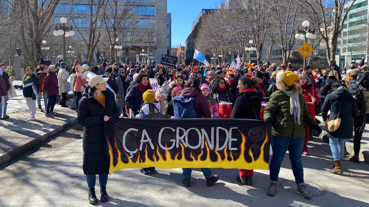 Des femmes ont manifesté dans la rue à Québec à l'occasion de la Journée internationale des droits des femmes.