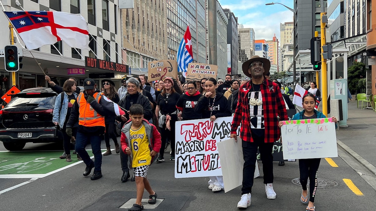 Rawiri Waititi, du parti Te Pati Maori, a pris part à une marche contre le gouvernement néo-zélandais 