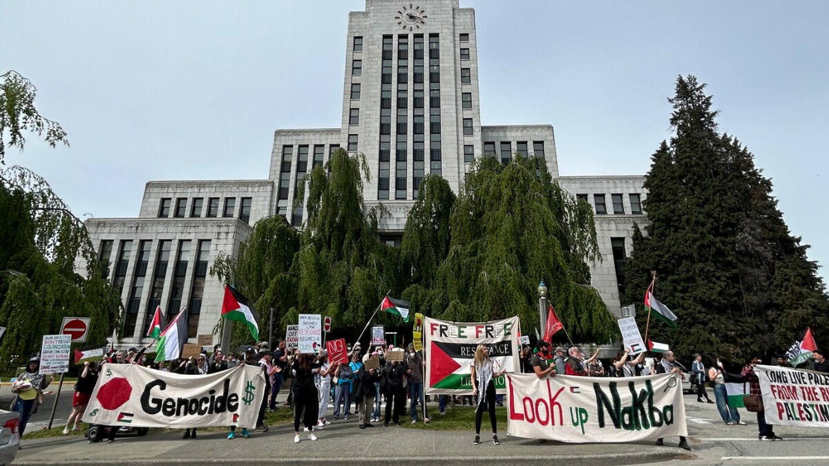 Un rassemblement pro-palestinien devant l'hôtel de Ville de Vancouver. 