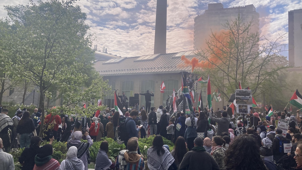 Des manifestants propalestiniens sur le campus des sciences de l'UQAM, le 12 mai 2024.