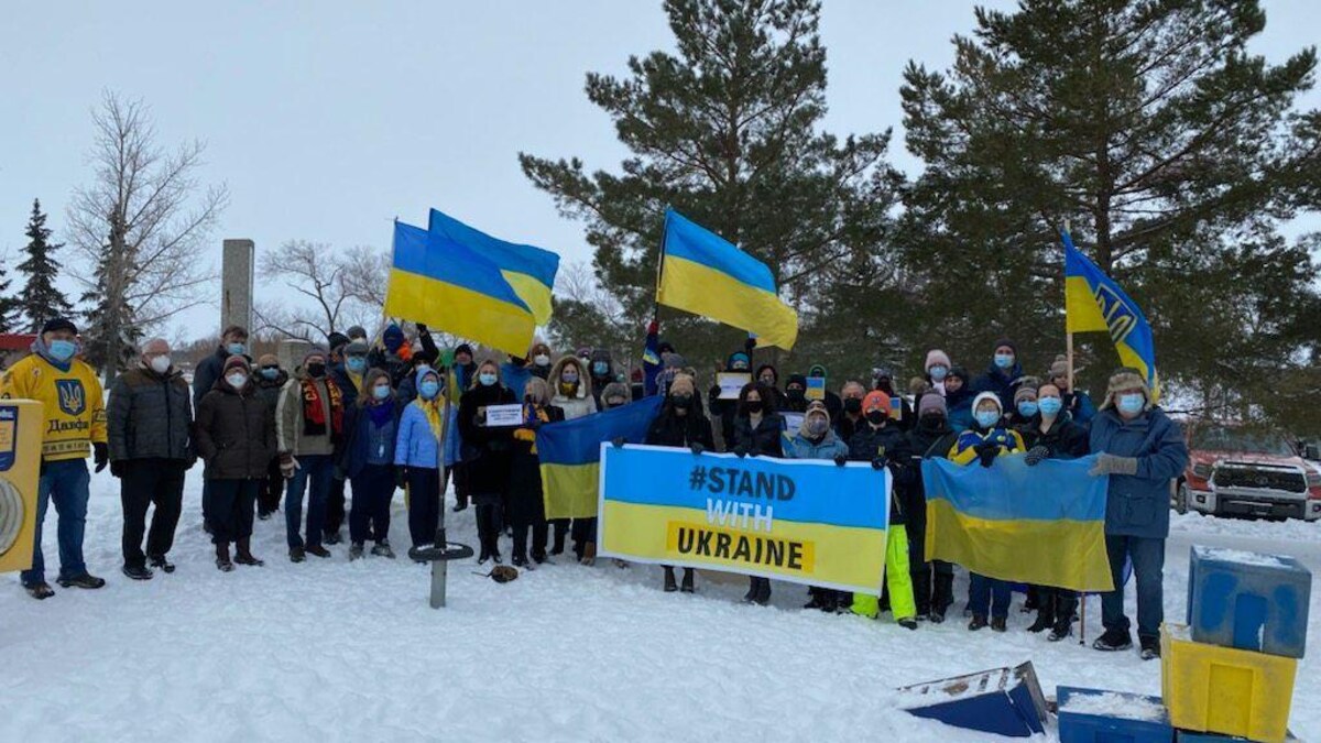 Des manifestants avec des drapeau ukrainiens.