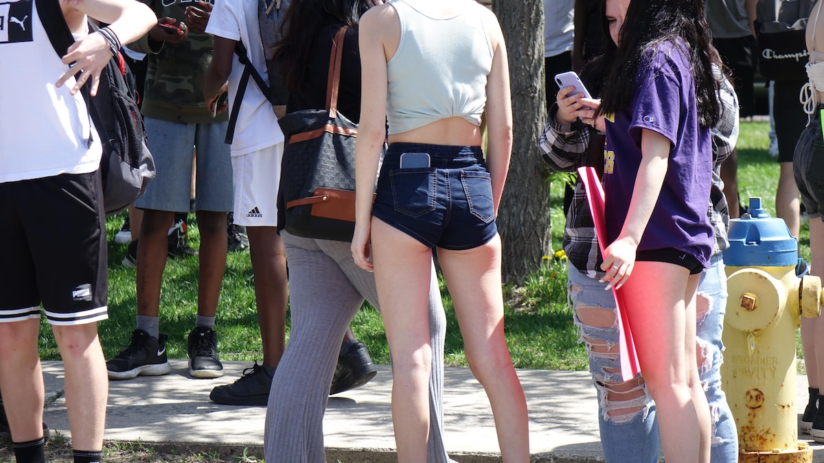 Deux jeunes filles portent des pantalons trop courts.
