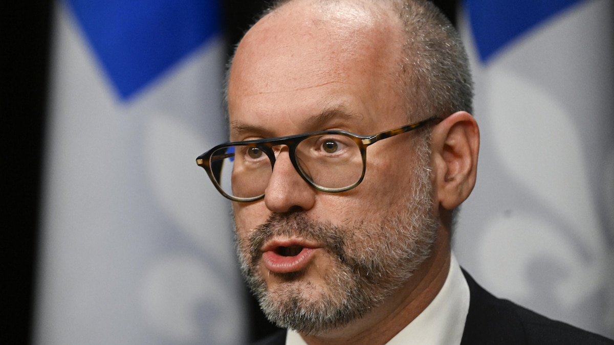 Marc-André Dowd s'adresse aux journalistes.