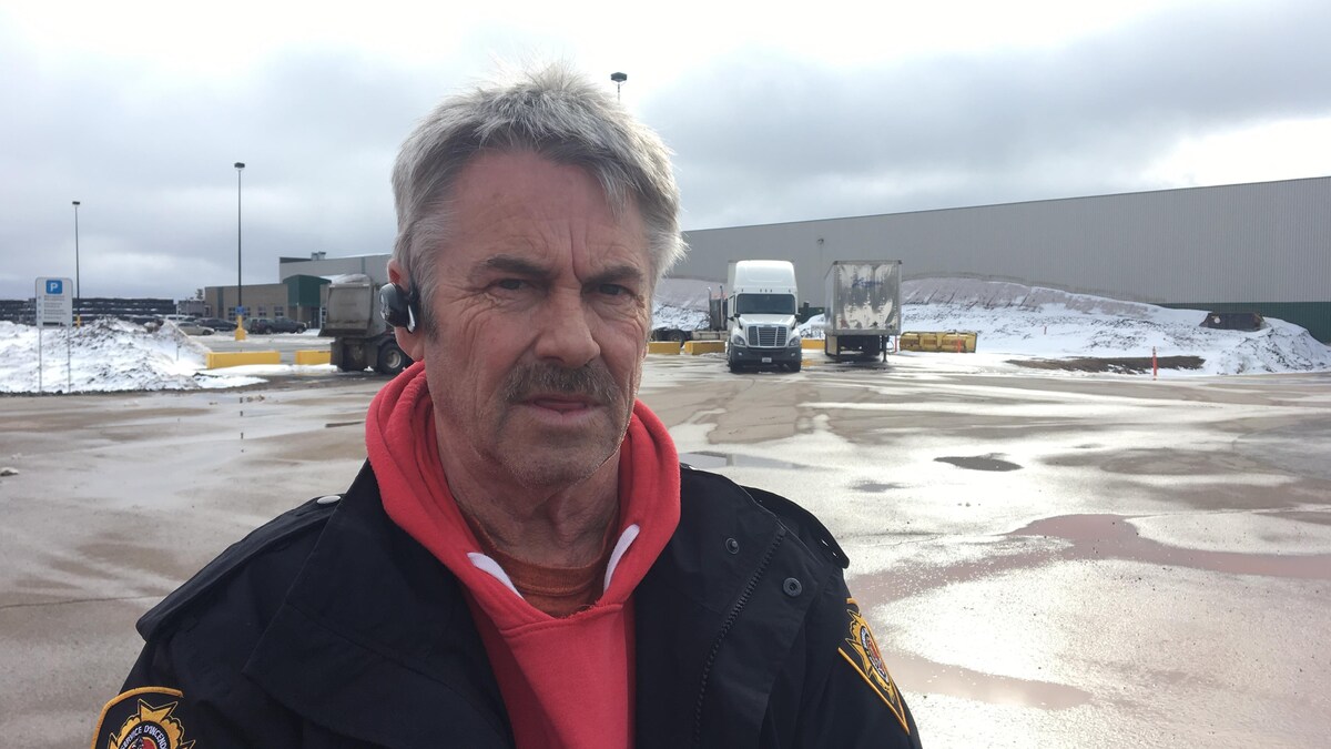 Le pompier Marc Landry sur les lieux d'un incendie maîtrisé à l'usine Jiffy de Pokemouche, au Nouveau-Brunswick, le 25 avril 2019.