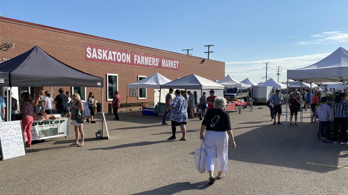 Vue extérieure du marché des fermiers de Saskatoon. 