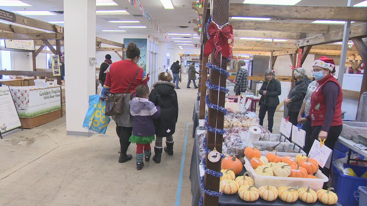 Des gens magasinent au marché des fermiers de Saskatoon.
