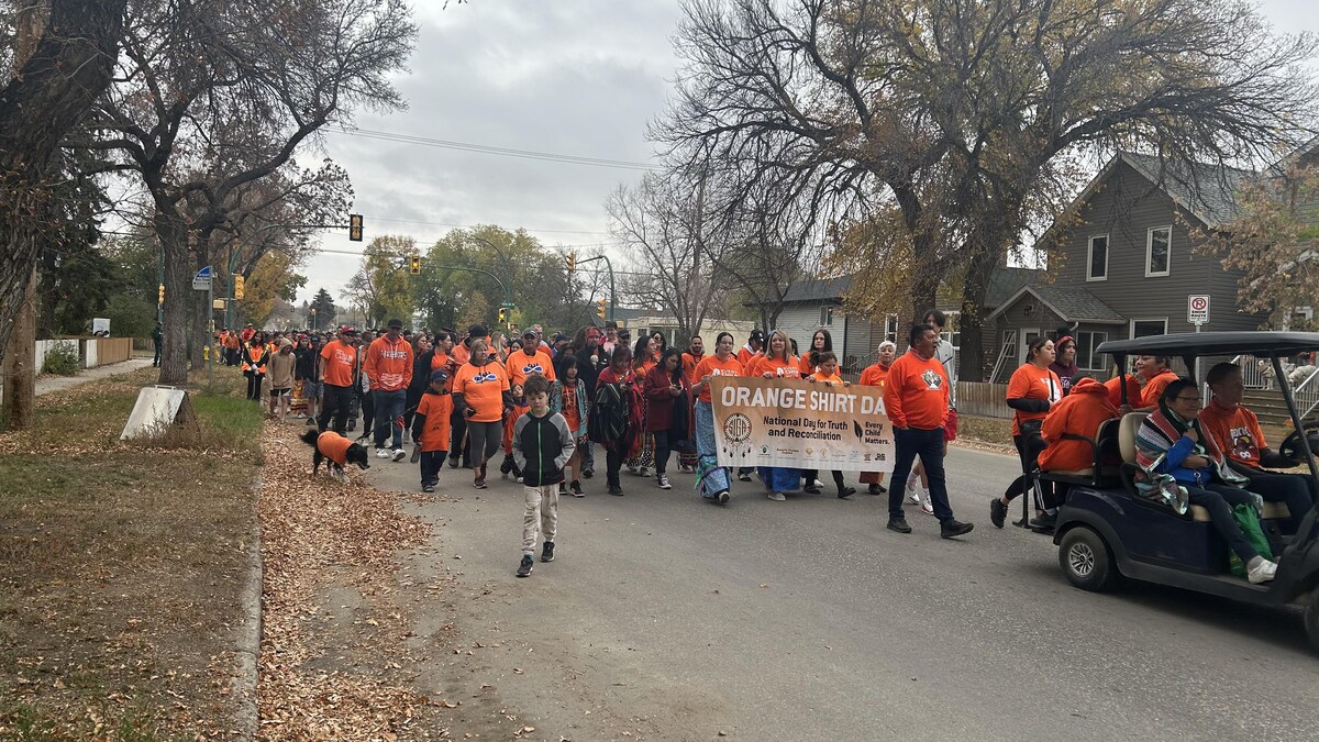 Une foule qui marche dans la rue.