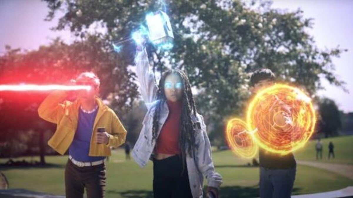 Trois personnes dans un parc utilisent leurs pouvoirs magiques en réalité augmentée. 