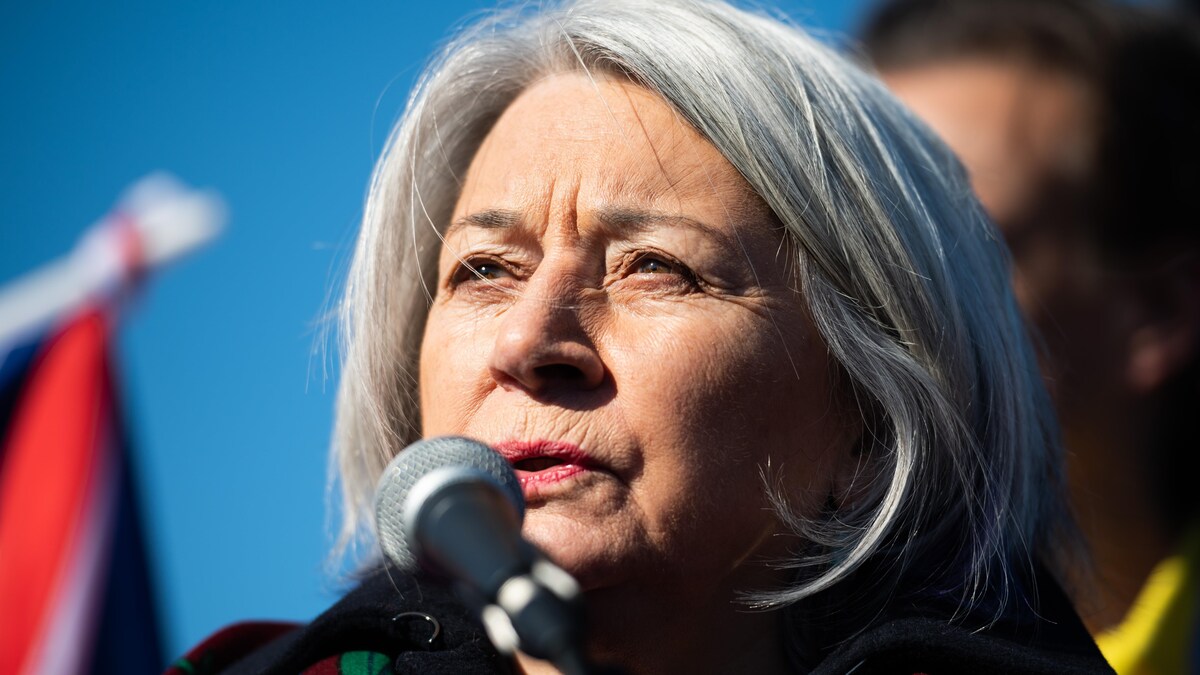 Mary Simon, photographiée le 20 février 2023, parle dans un micro, à l'extérieur.