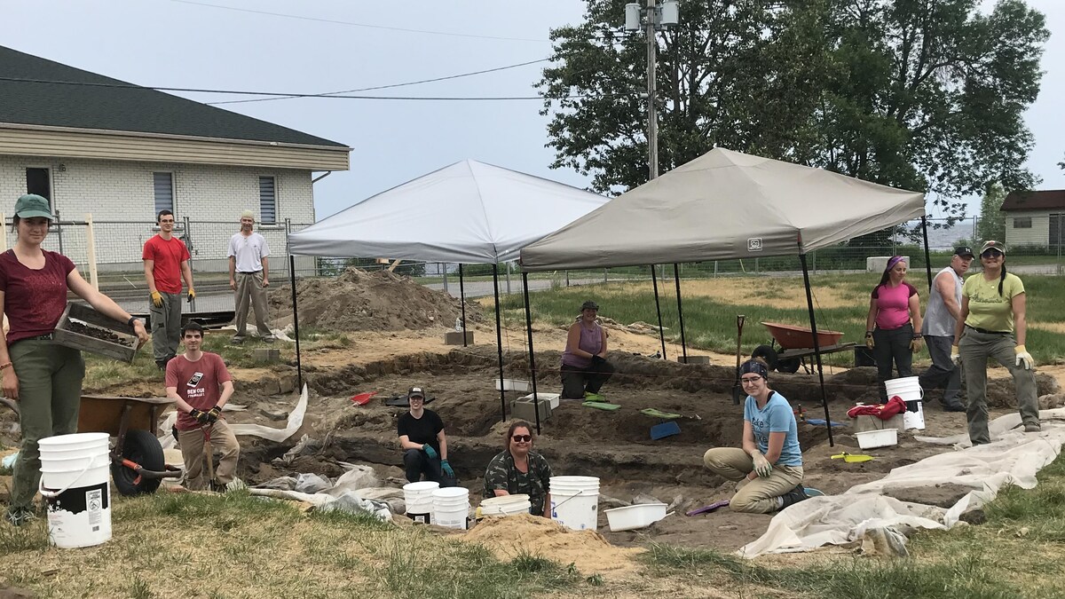 Une équipe d'archéologues sur leur site de travail à Mashteuiatsh.