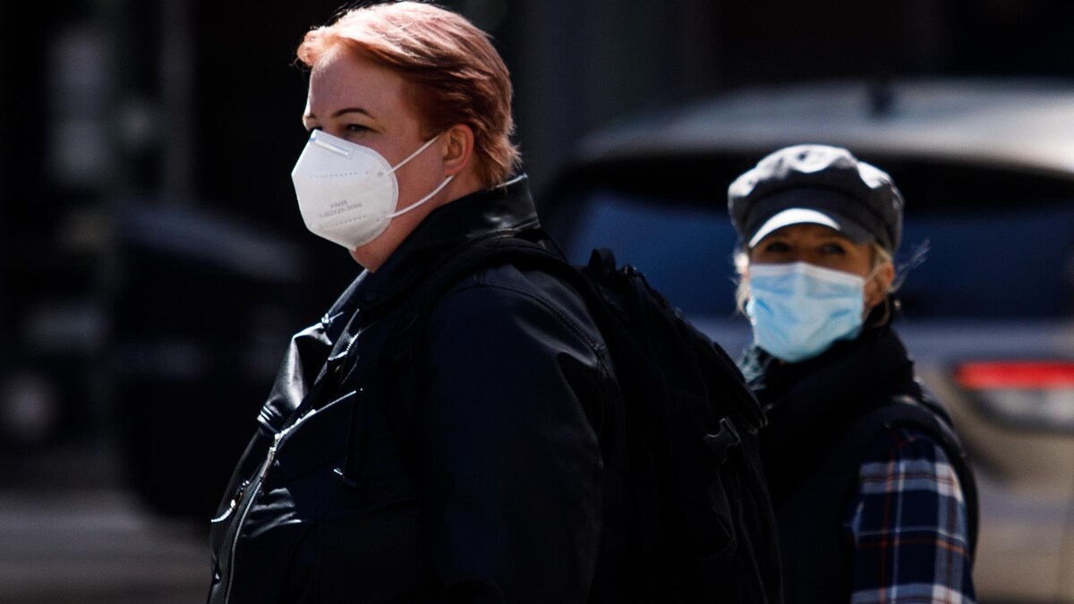 Deux femmes portant un masque dans une rue de Toronto.
