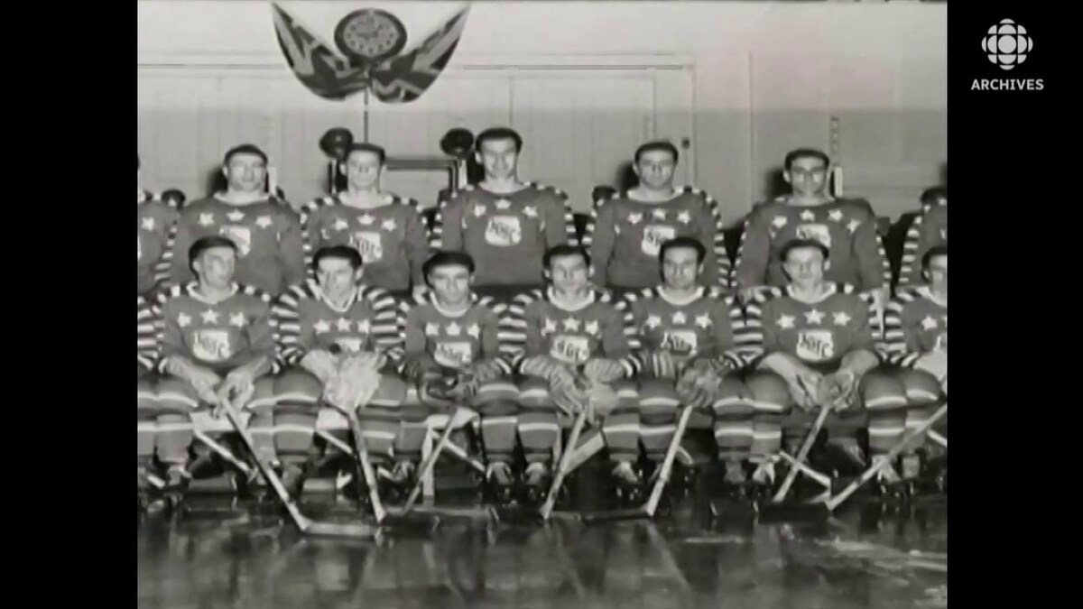 Photo de groupe des joueurs sélectionnés pour un match des étoiles de la LNH dans les années 50.