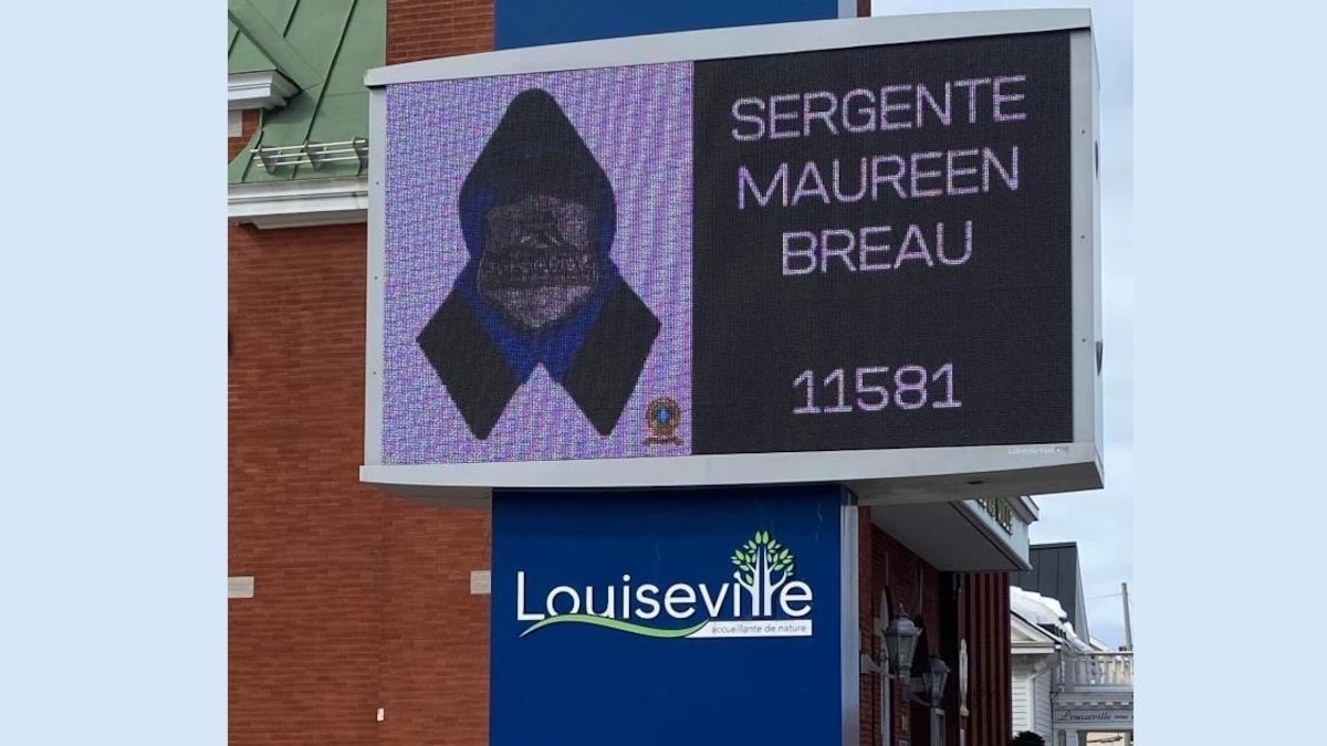 Une pancarte qui porte le nom et le matricule de Maureen Breau est apposée sur un panneau d'affichage de la ville de Louiseville.