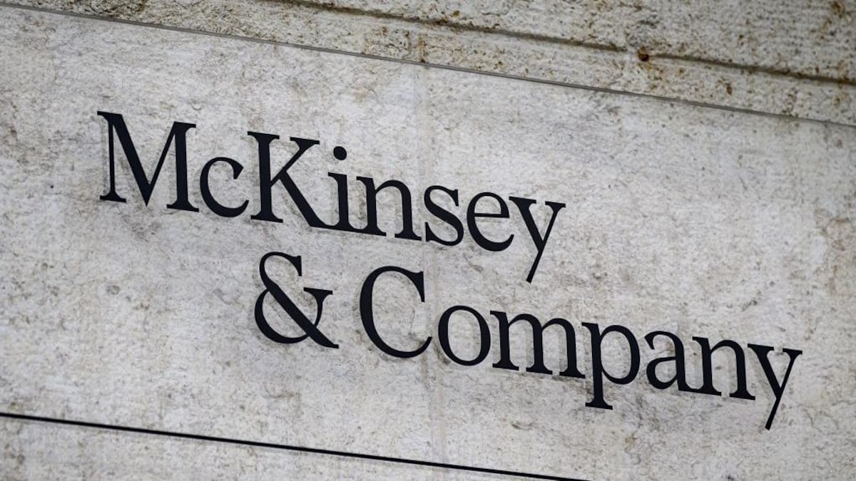 Le logo de l'entreprise McKinsey sur le mur d'un bâtiment.