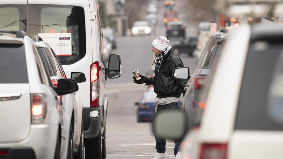 Un homme demande de l’argent a des automobilistes à Montréal.
