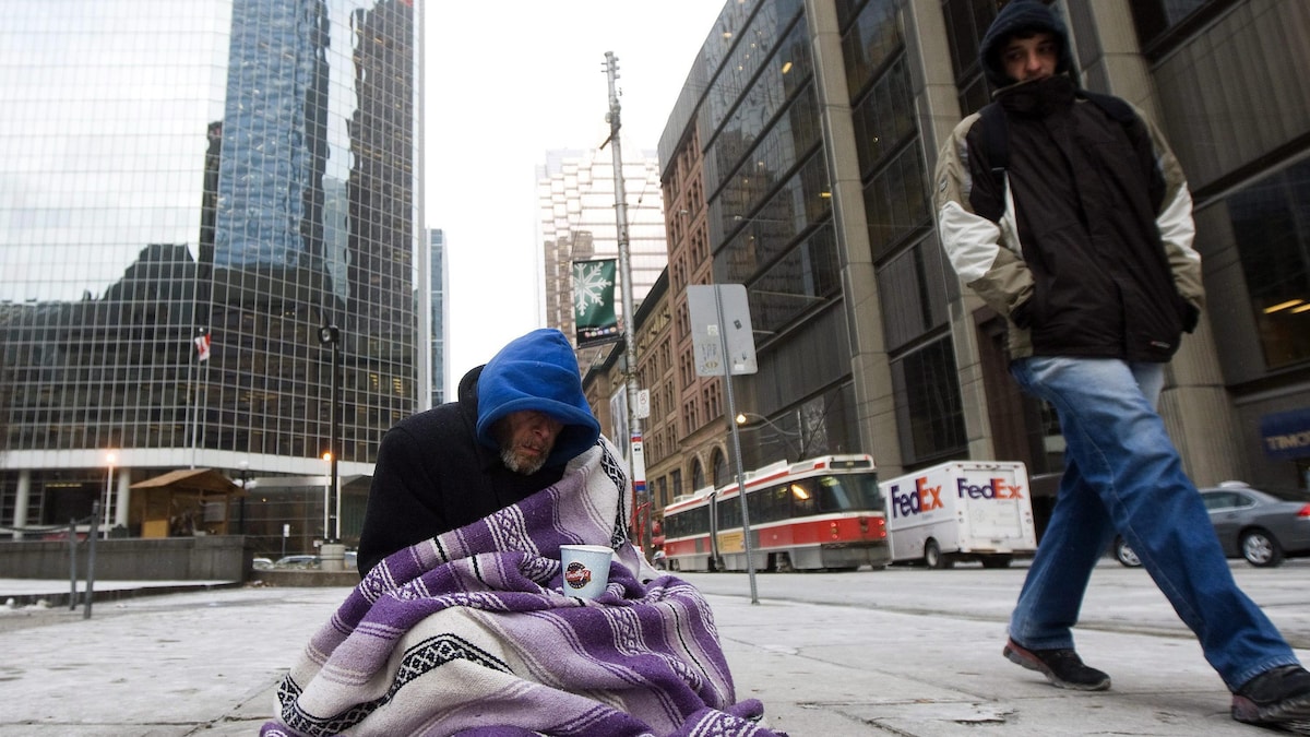 Photo d'un mendiant dans la rue à Toronto