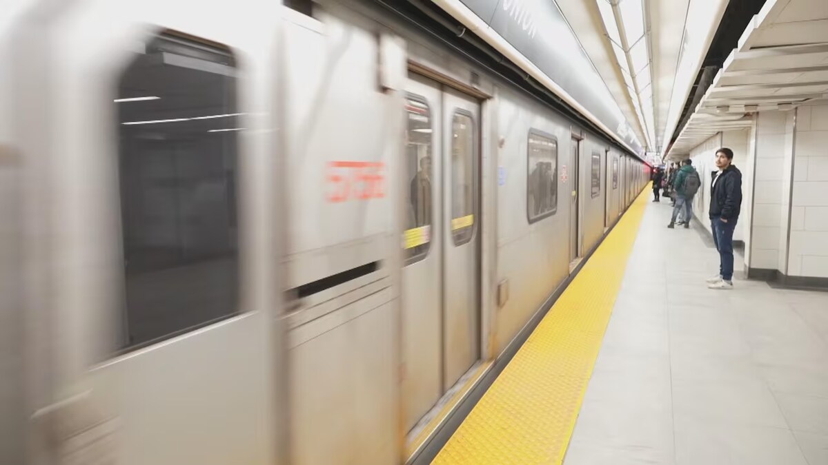 Des usagers s'apprêtent à monter dans le métro de Toronto.