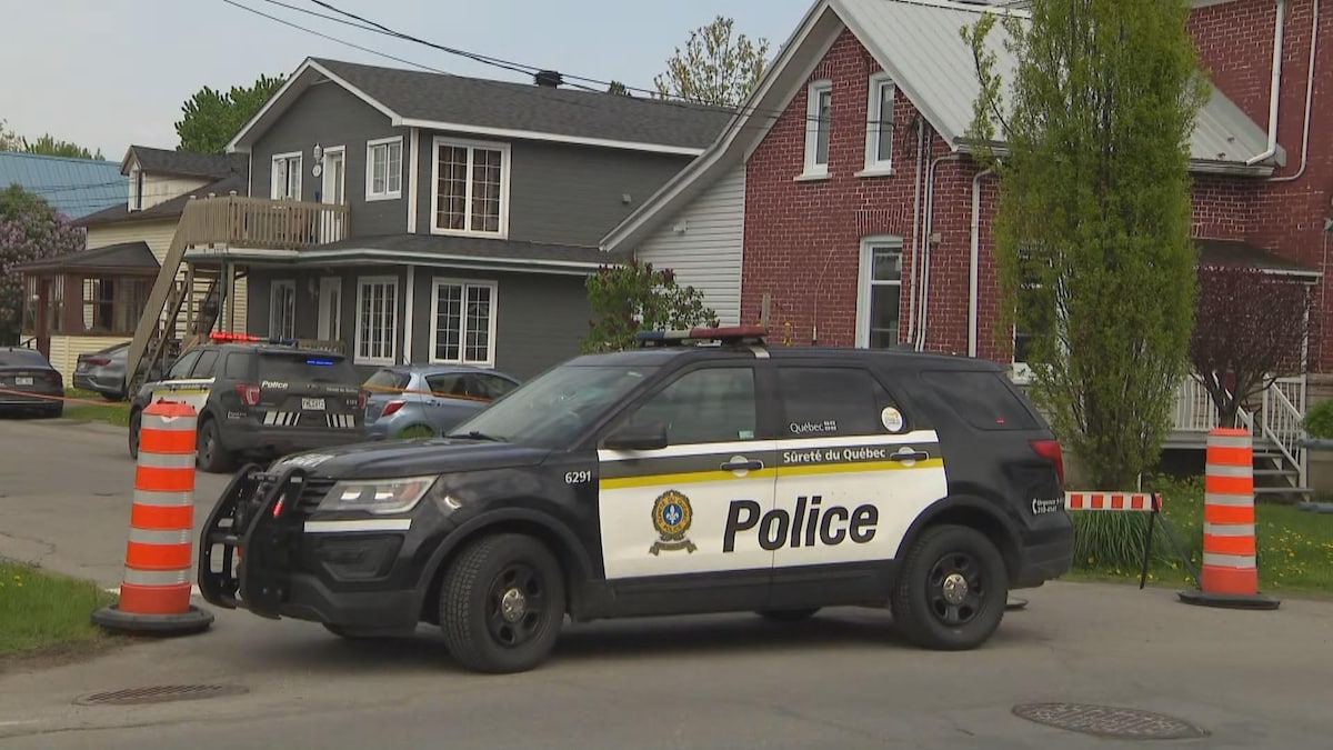 Une autopatrouille de la Sûreté du Québec délimite une scène de crime.