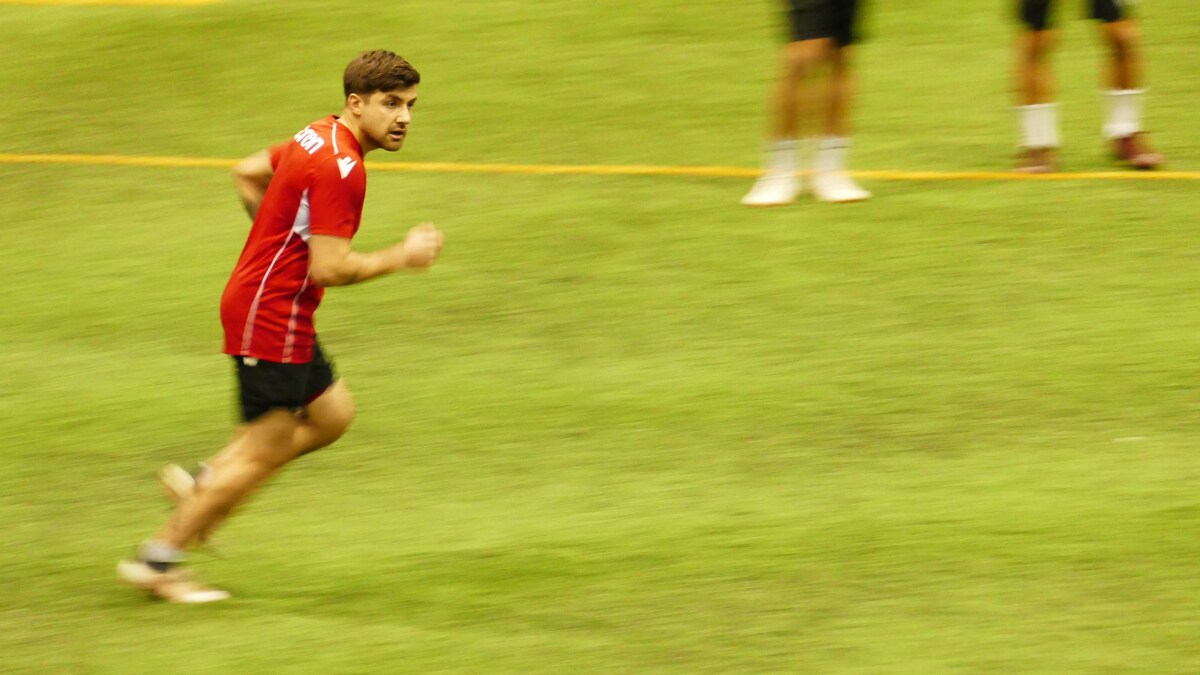 Un joueur de soccer en train de courir.