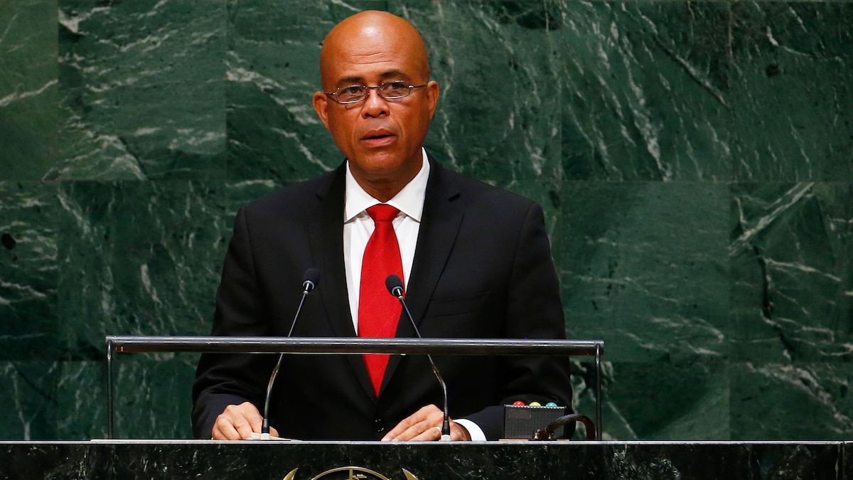 L'ancien président haïtien Michel Martelly se tient debout devant deux micros à la tribune de l'ONU. 