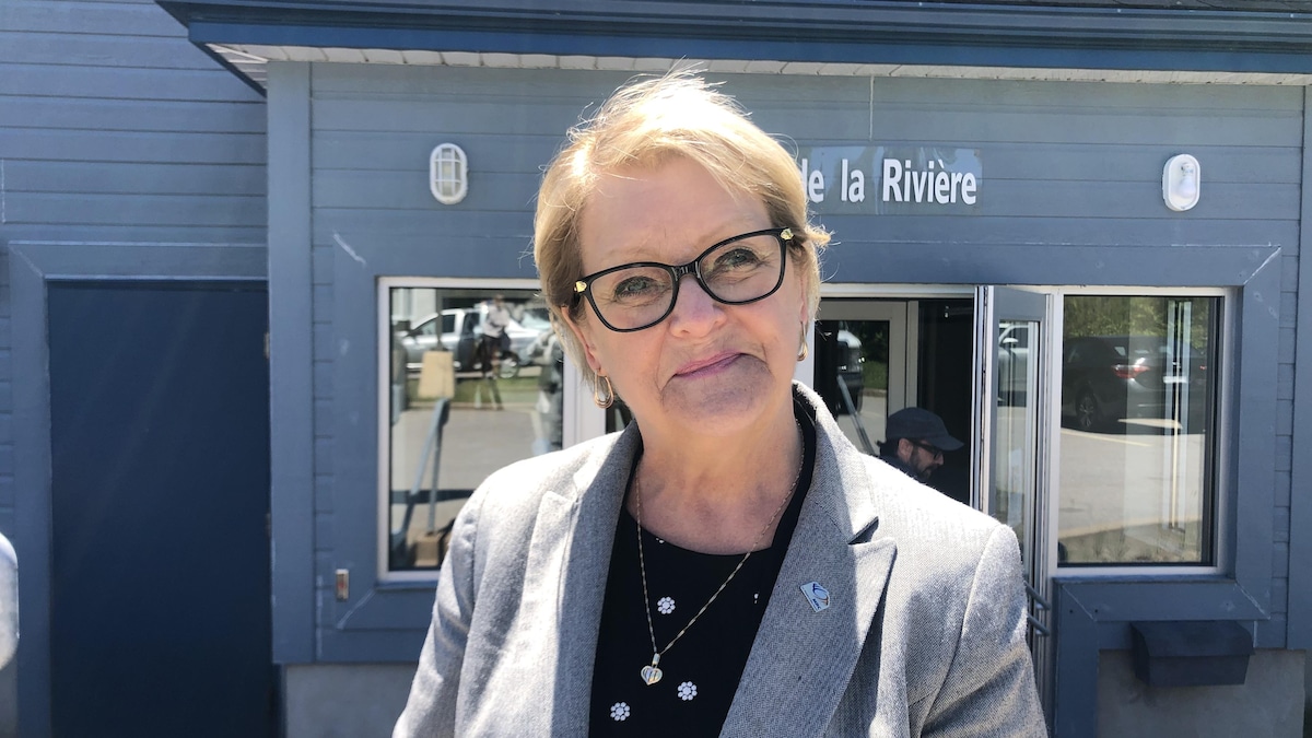 Micheline Anctil sourit à la caméra, devant les bureaux de la MRC de La Haute-Côte-Nord.