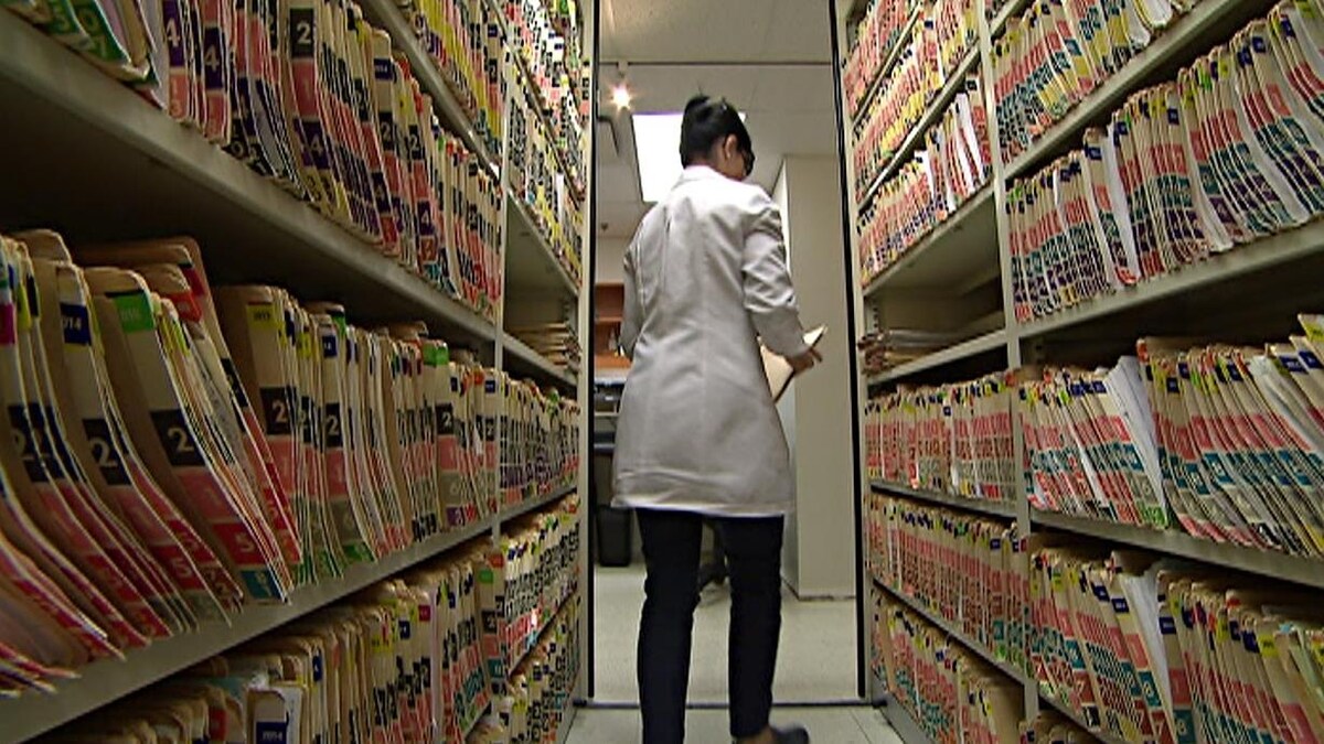 Des étagères contenant des centaines de dossiers médicaux