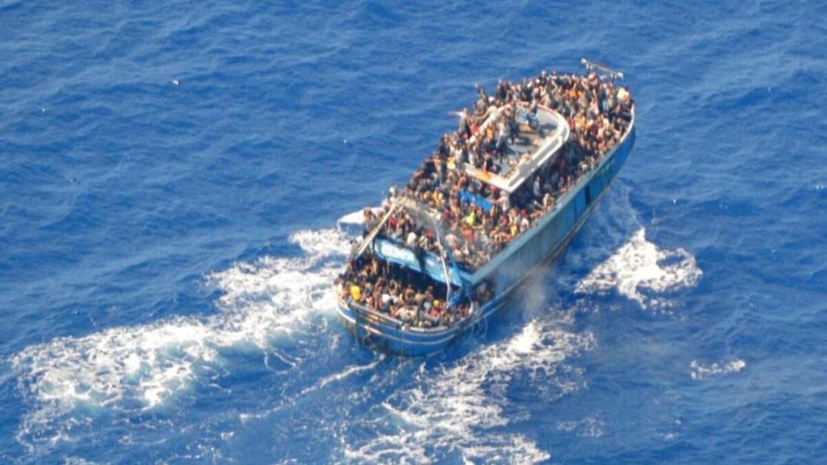 Un bateau bondé de passagers.