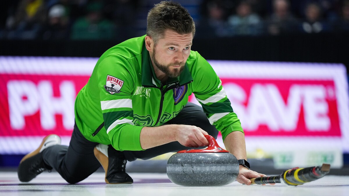 Le capitaine de l'équipe de la Saskatchewan, Mike McEwen, vêtu de vert, s'apprête à envoyer une pierre en s'appuyant sur son balai.
